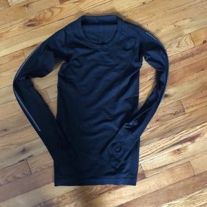 Black long sleeve lululemon shirt